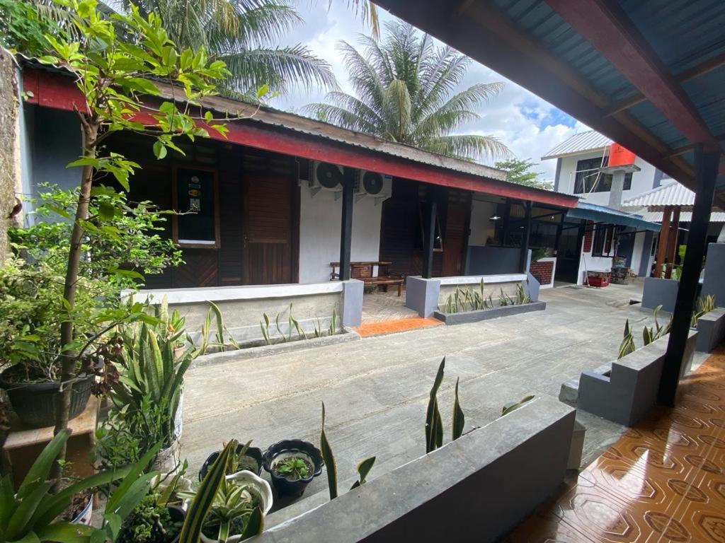 Krui Saejadi Surf&Stay Bagian luar foto